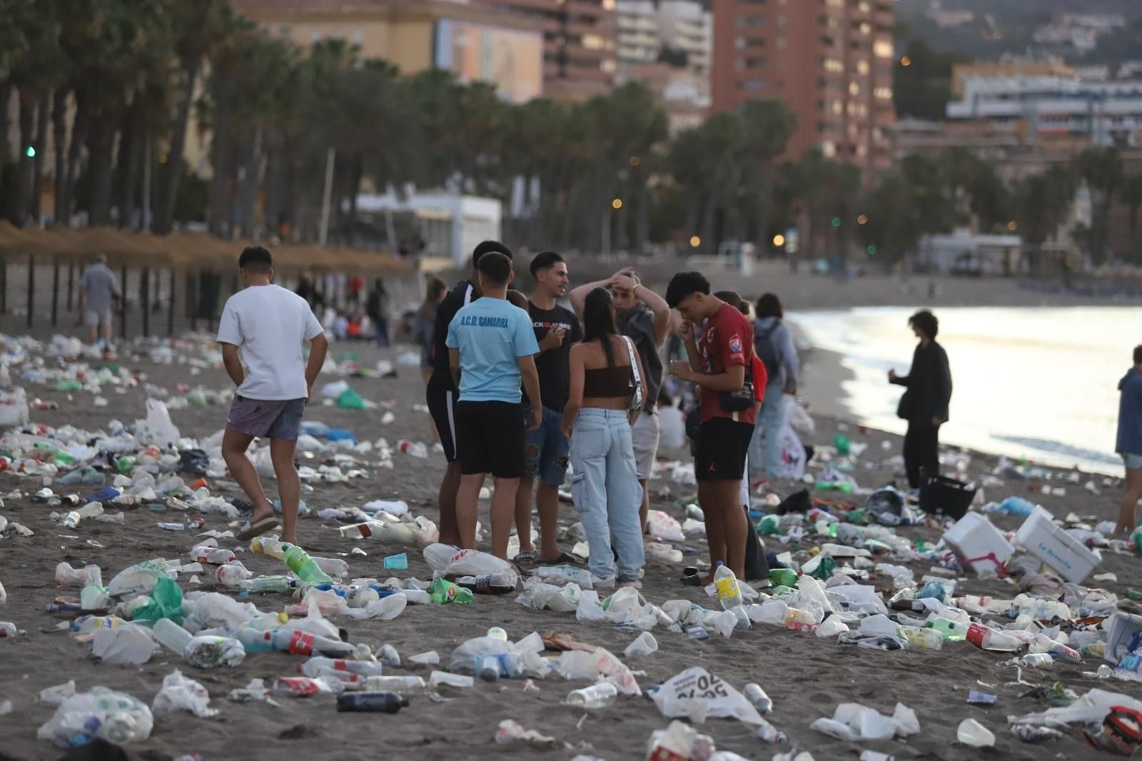 La Malagueta, llena de basura tras la noche de San Juan, en fotos