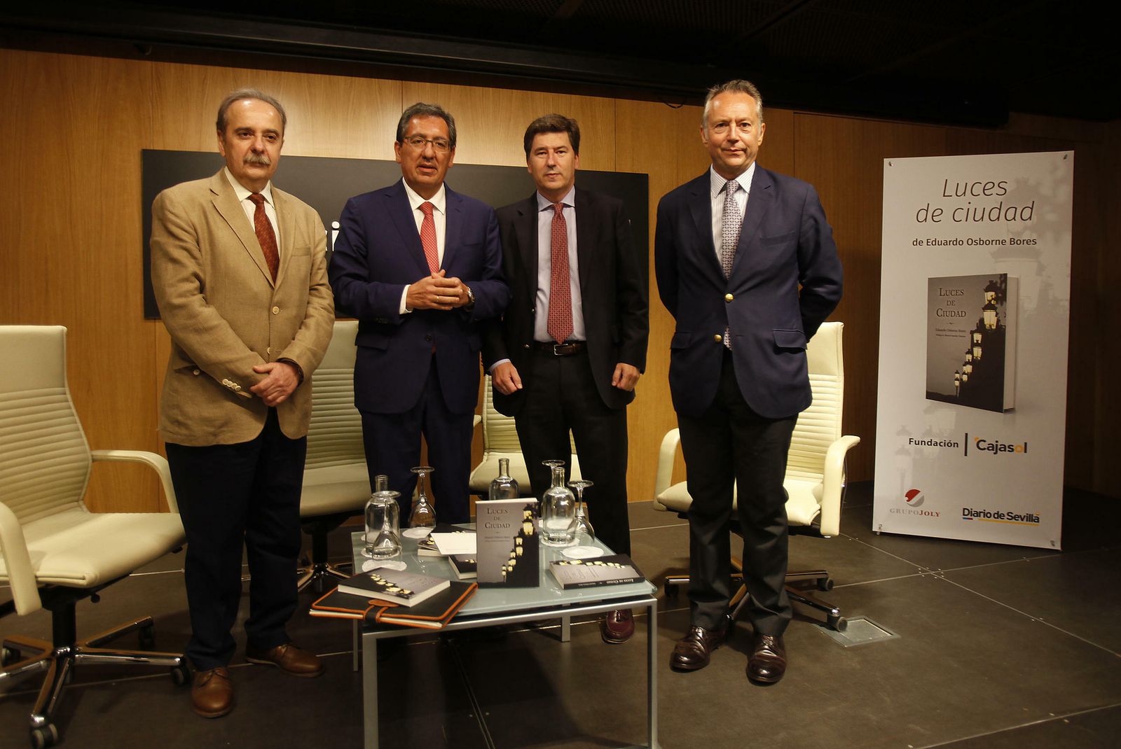 Ismael Yebra, Antonio Pulido, Eduardo Osborne y José Joly durante la presentación del libro 'Luces de Ciudad'.
