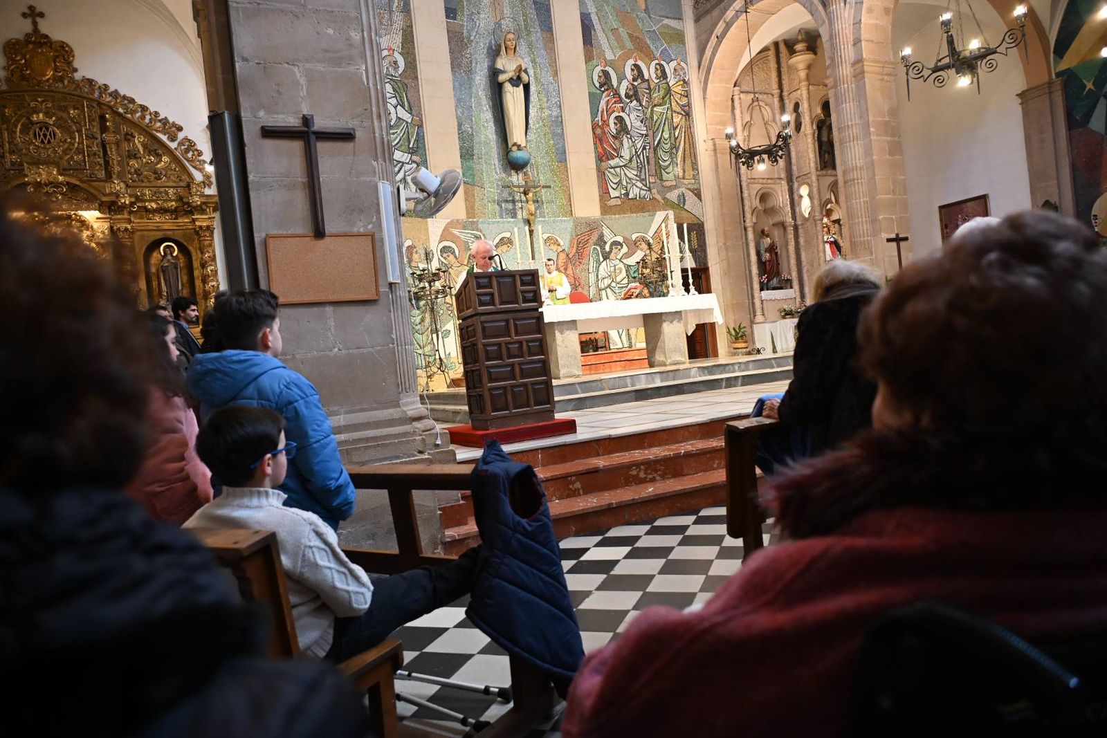 Las imágenes del homenaje de Villa del Río a su párroco emérito, Manuel Tirado Fernández