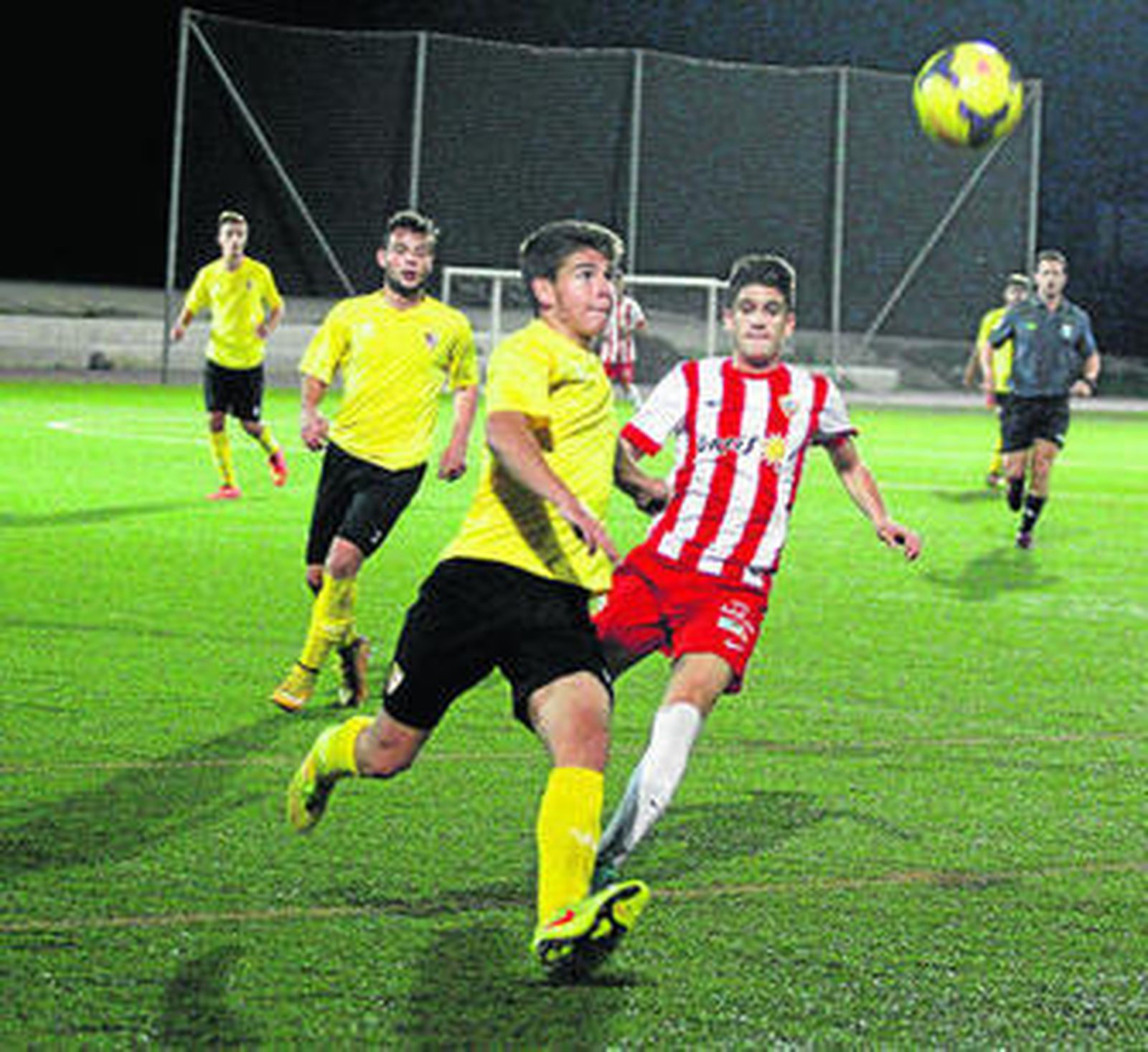 Un sevillano y un almeriense luchan por un balón en el partido de ayer en la UAL.