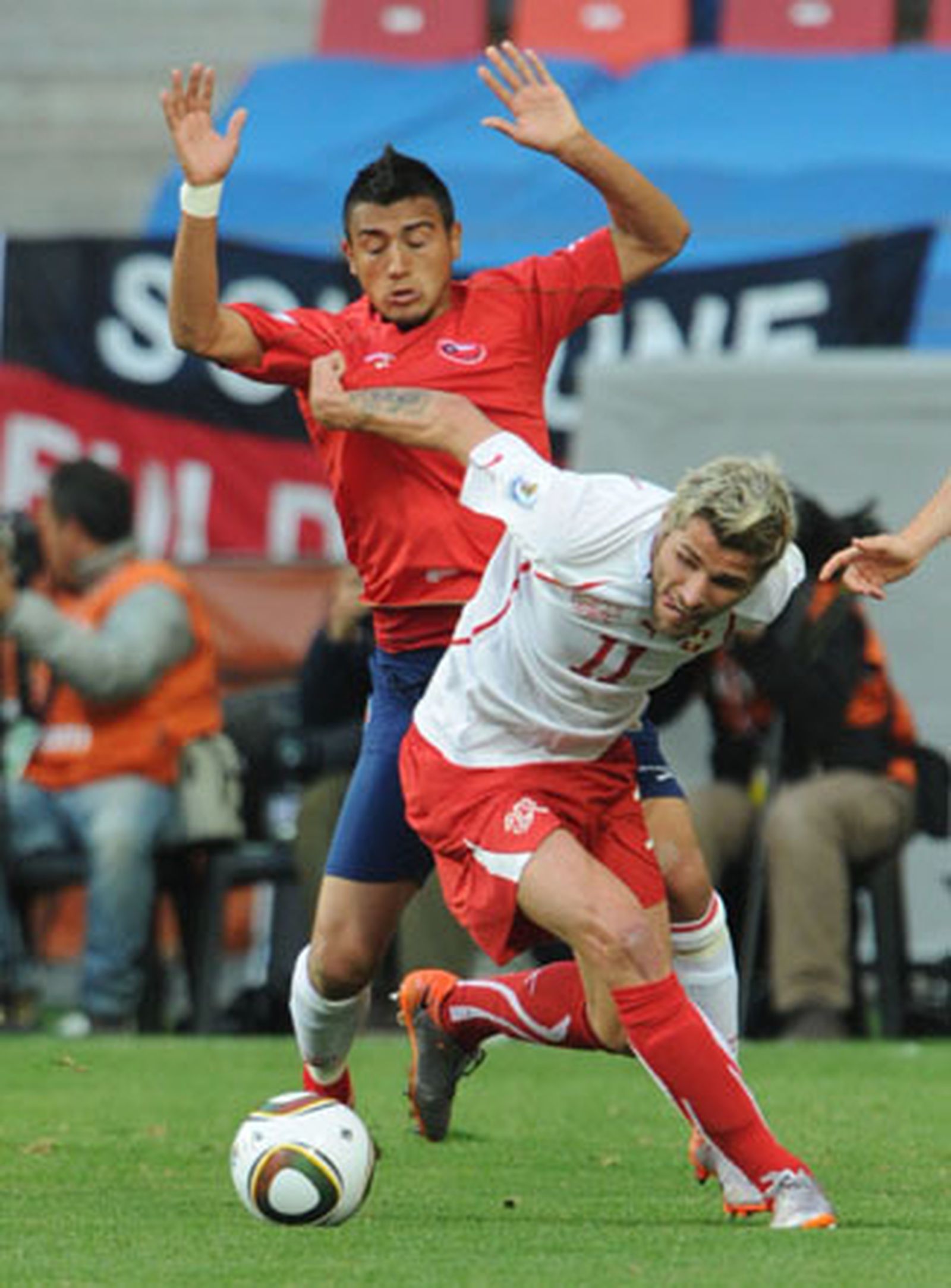 Chile sufre pero se coloca líder del grupo (1-0)