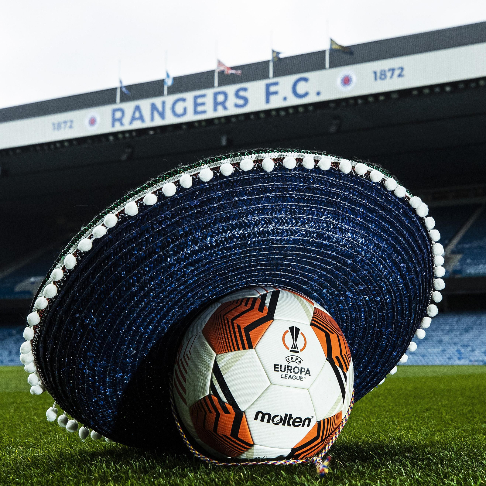 La foto que acompaña con un sombrero charro el mensaje del Glasgow Rangers.