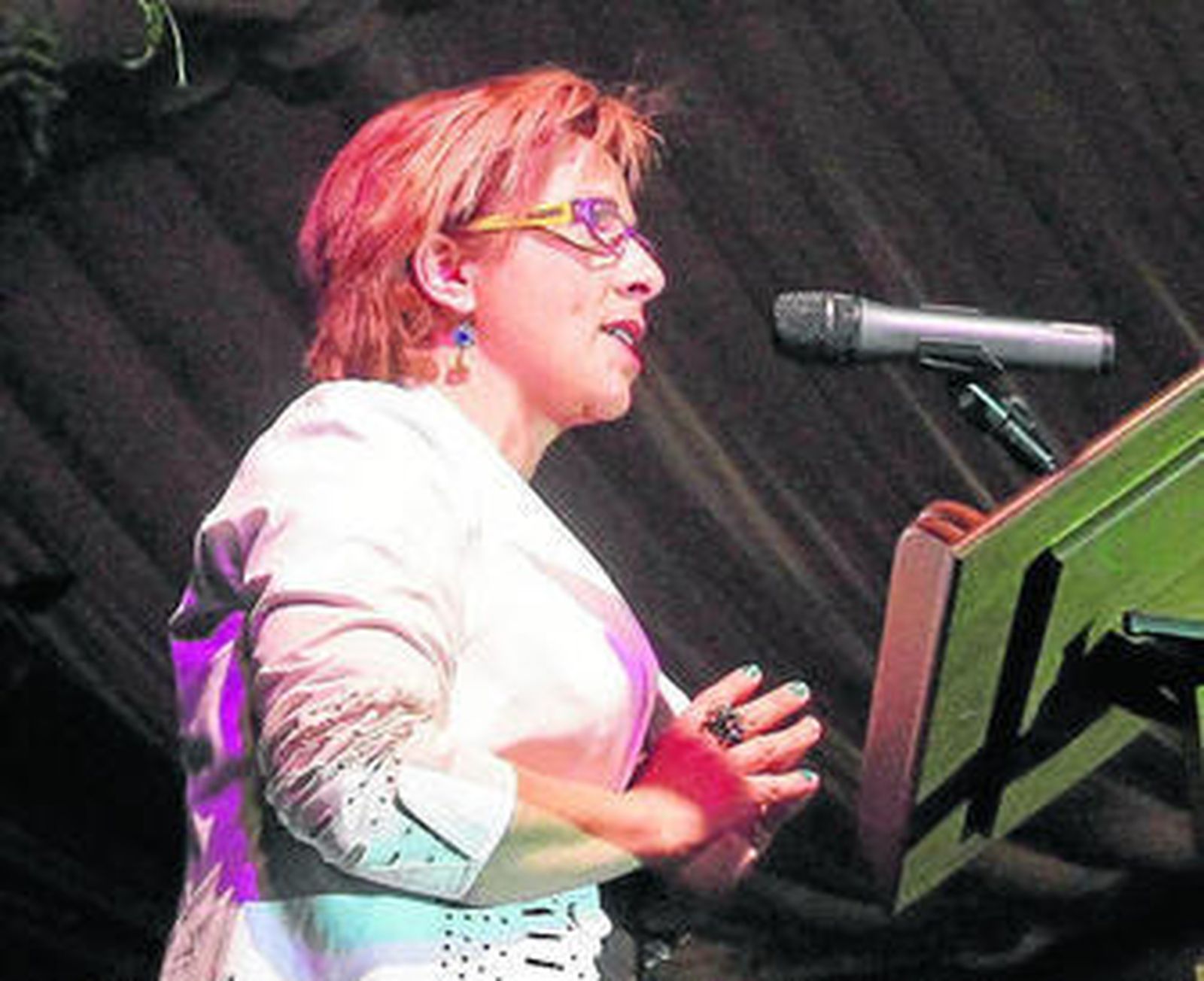 La reina juvenil de Castellar, Marina Sánchez, posa momentos después de recibir la corona y la banda de honor, anoche.