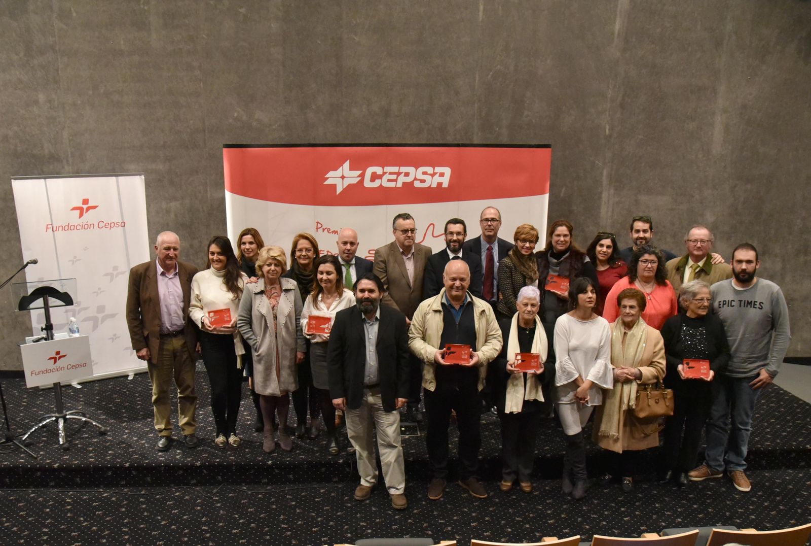Los representantes de las entidades premiadas, los directivos de Cepsa y las autoridades, ayer tras la entrega de los Premios al Valor Social.