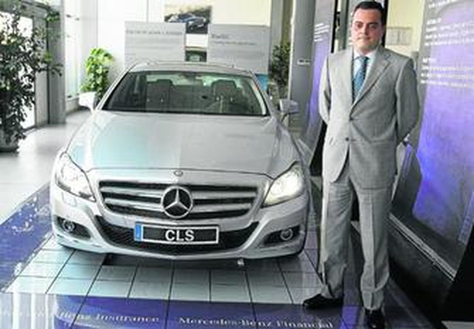 Marcos Cama, gerente de Cadimar, posa con el nuevo Mercedes-Benz CLS.