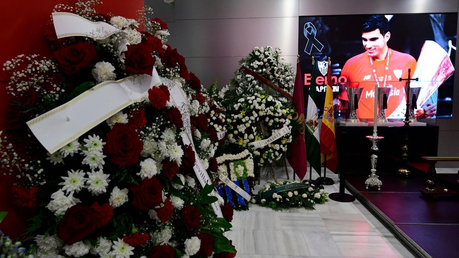 Varias coronas de flores colocadas en la capilla ardiente del Sánchez Pizjuán, donde se dará el último adiós a Reyes.