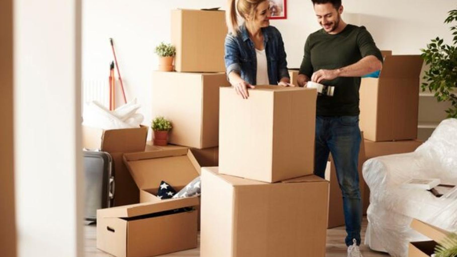 Operarios embalando cosas para una mudanza