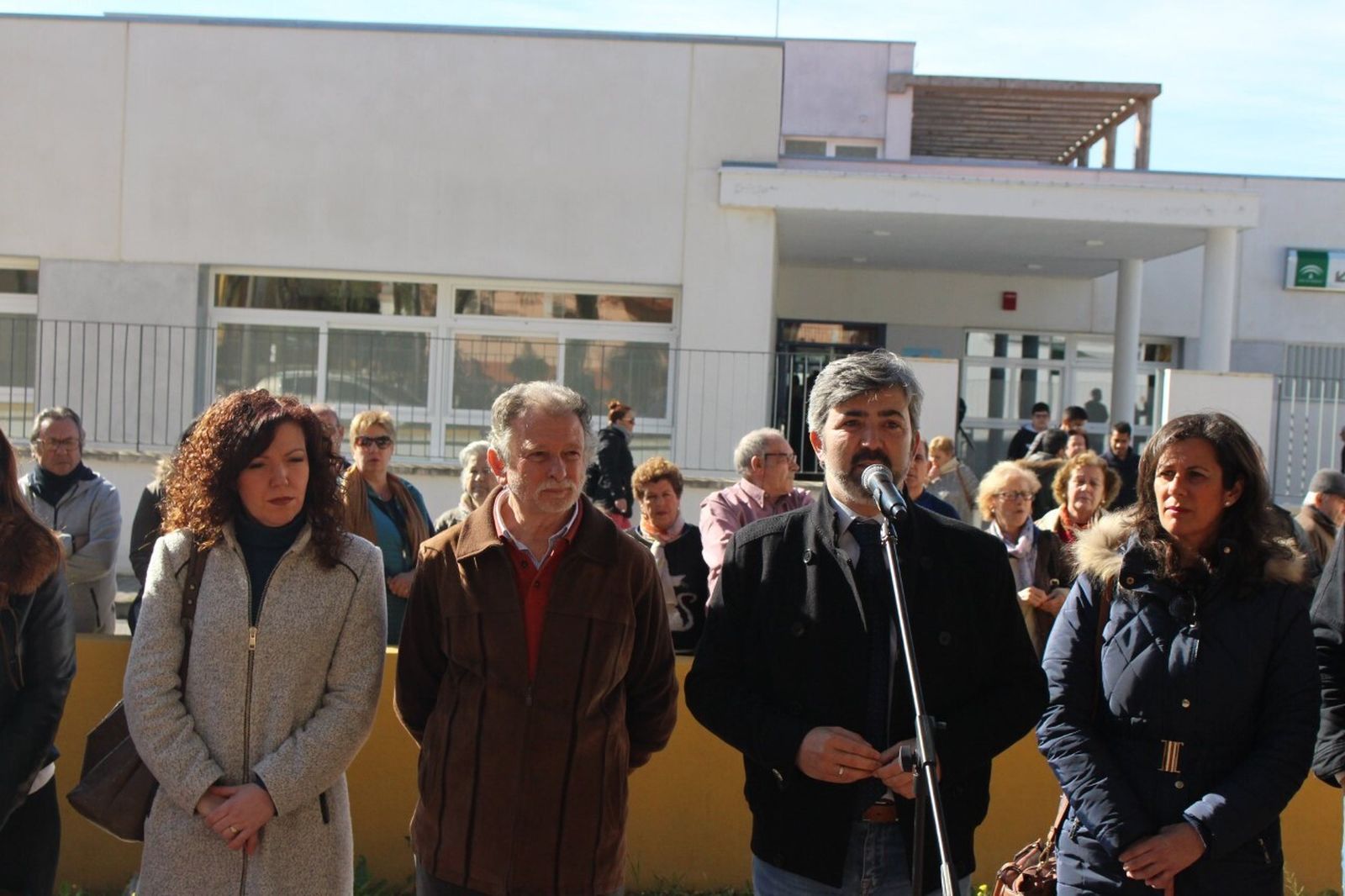 El alcalde de Coria, Modesto Gonzalez, ante uno de los centros de salud del municipio.