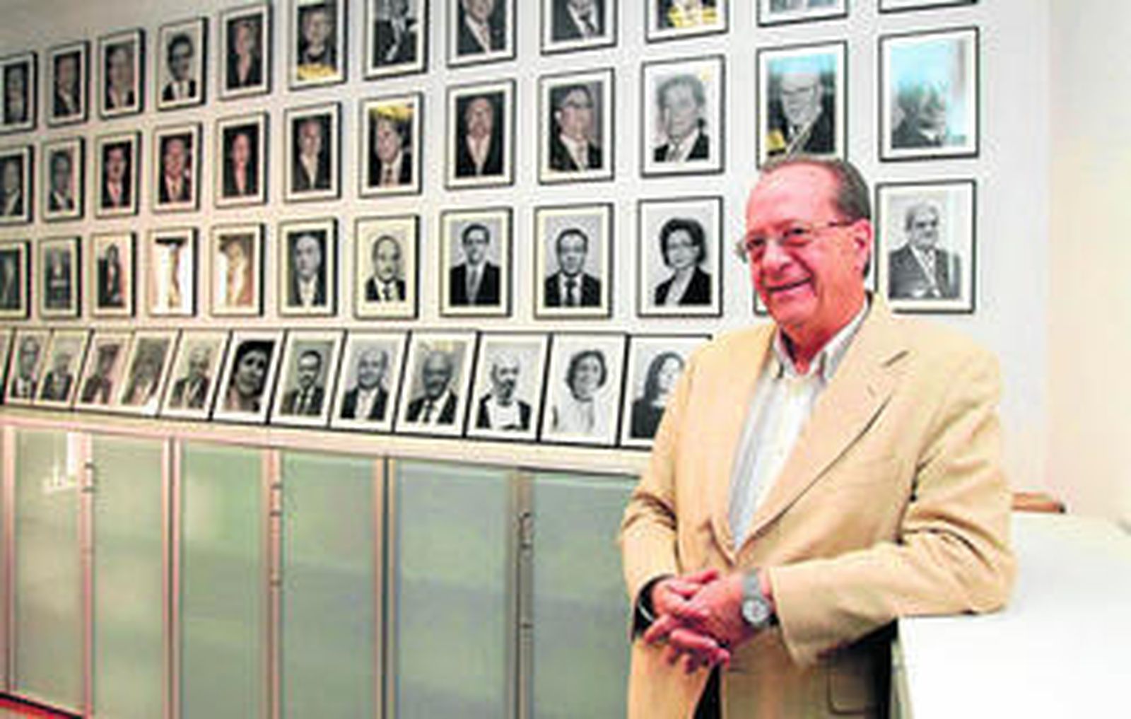 Sánchez Trigueros, ante las fotos de los académicos de las Buenas Letras.