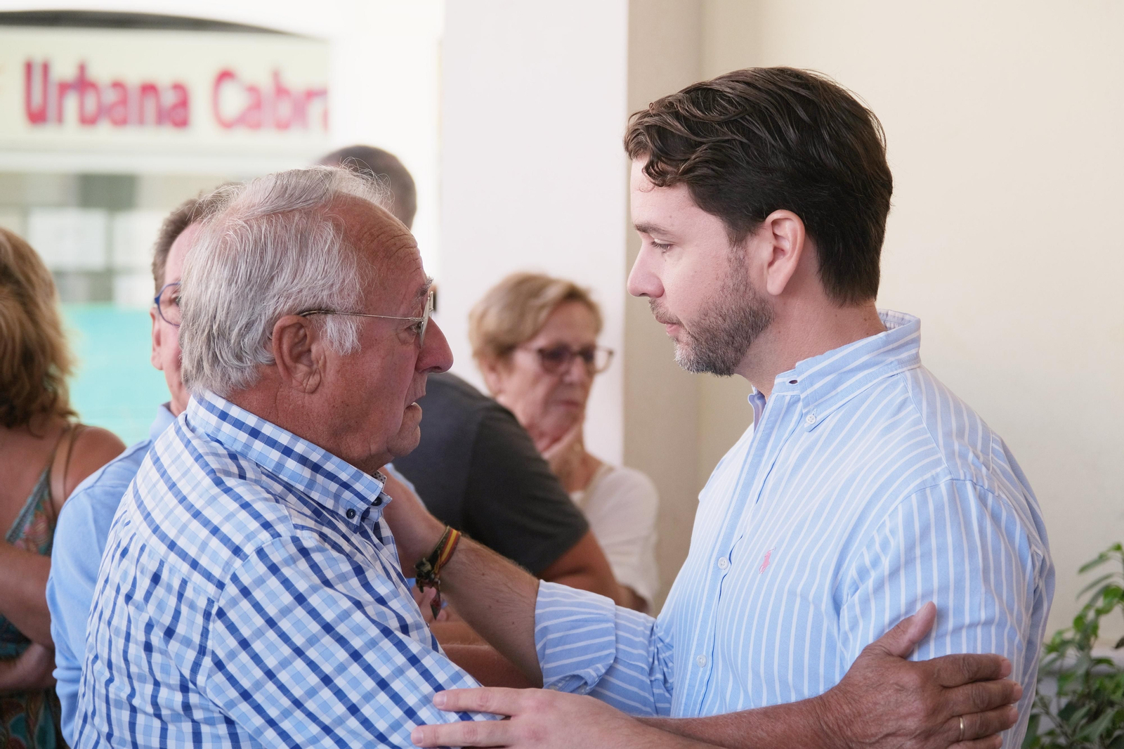 El padre del fallecido, con el alcalde, Fernando Priego.