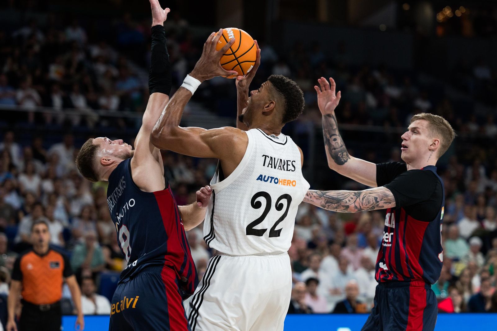 El Real Madrid sufre pero gana al Baskonia (82-76)