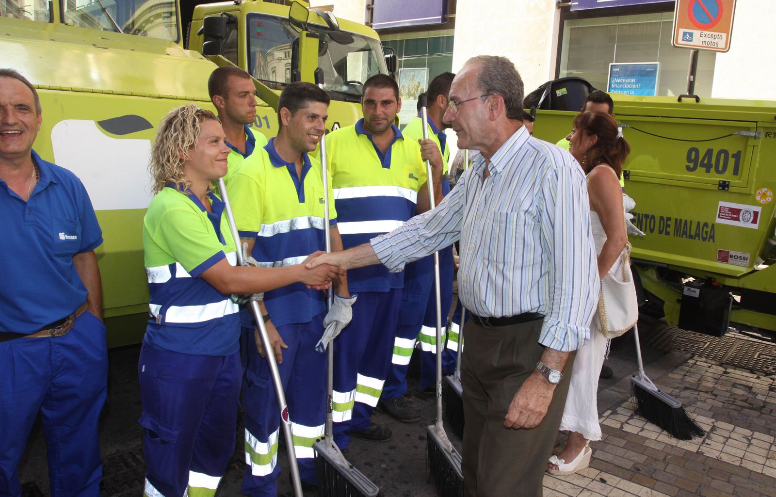 El alcalde saluda a trabajadores de Limasa en una Feria reciente.
