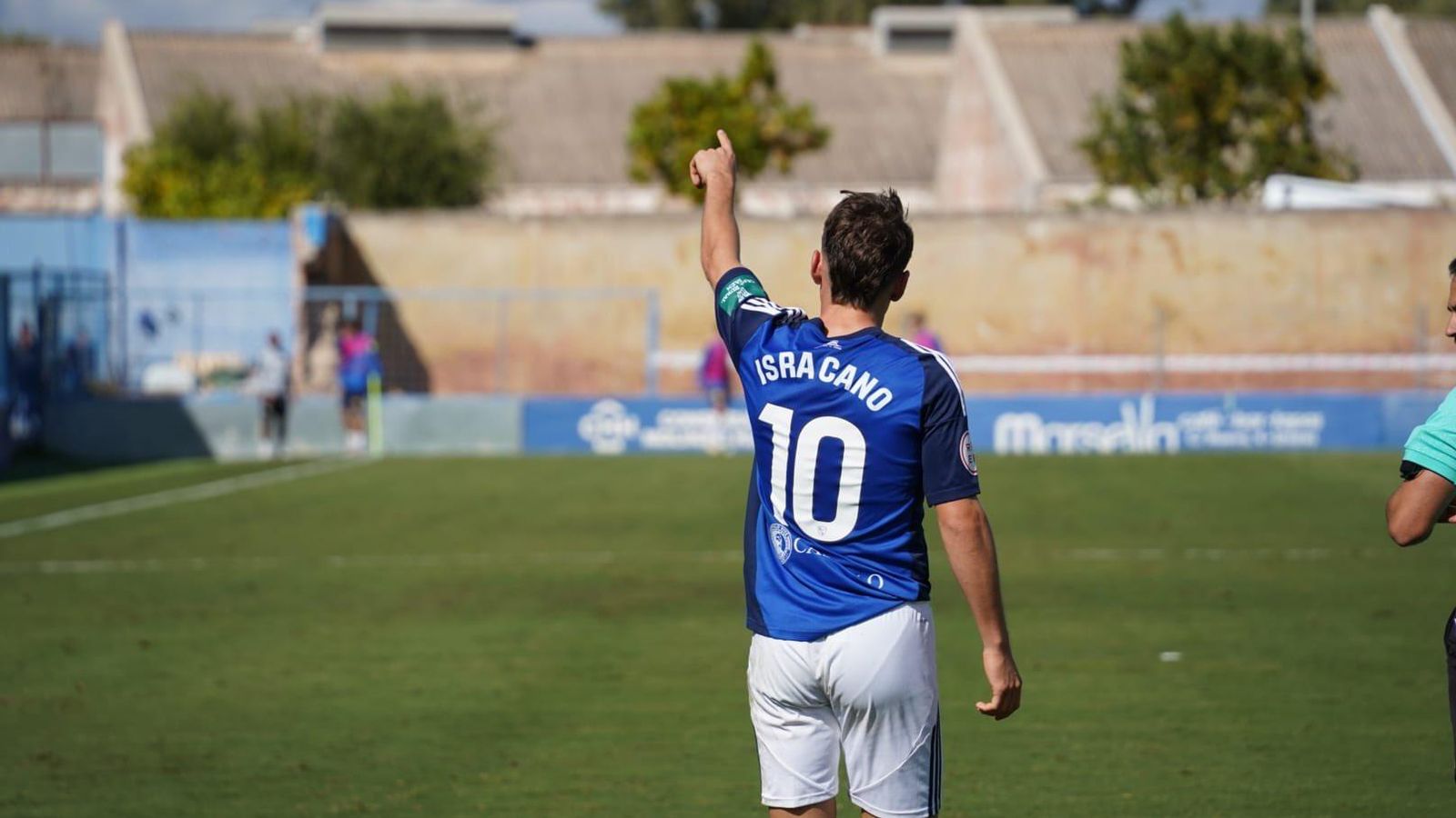 Isra Cano dedica su gol a la grada de Linarejos. Isra Cano dedica su gol a la grada de Linarejos.