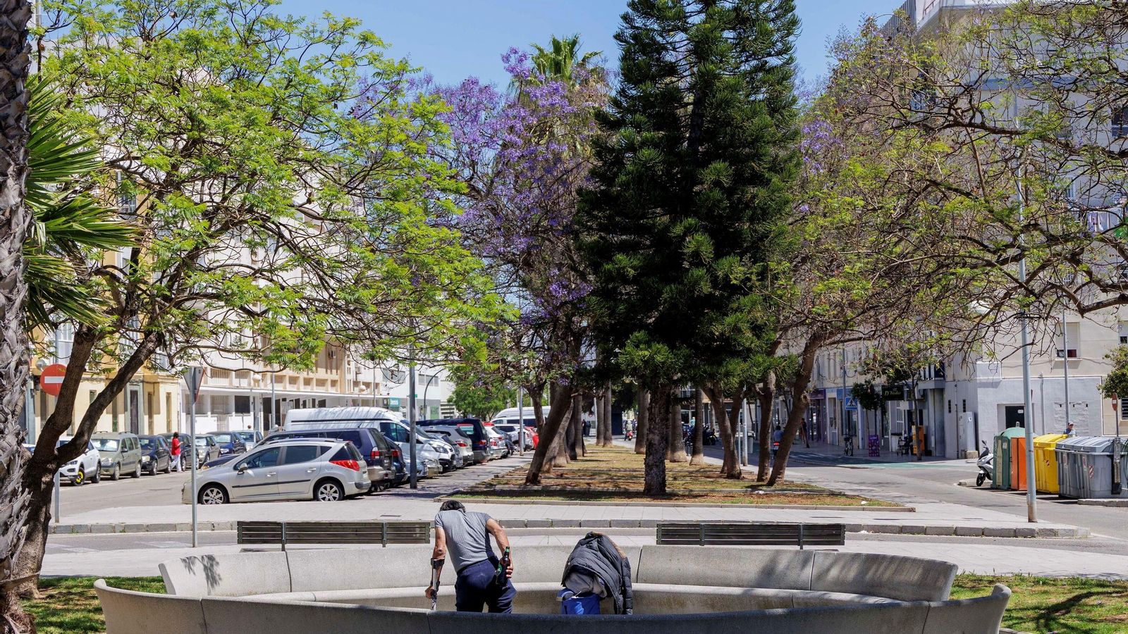 La calle Alcalde Blázquez con 'las ollas' en primer término.