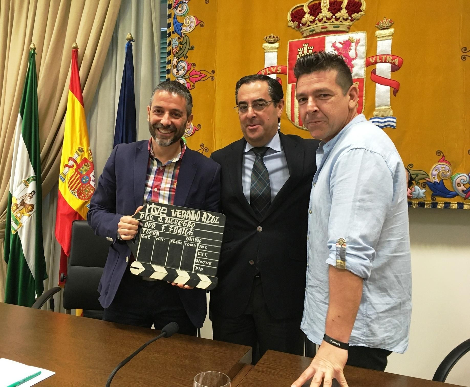 El presidente de la Fundación Cueva de Nerja, el director del Museo y Miguel Joven con la claqueta.
