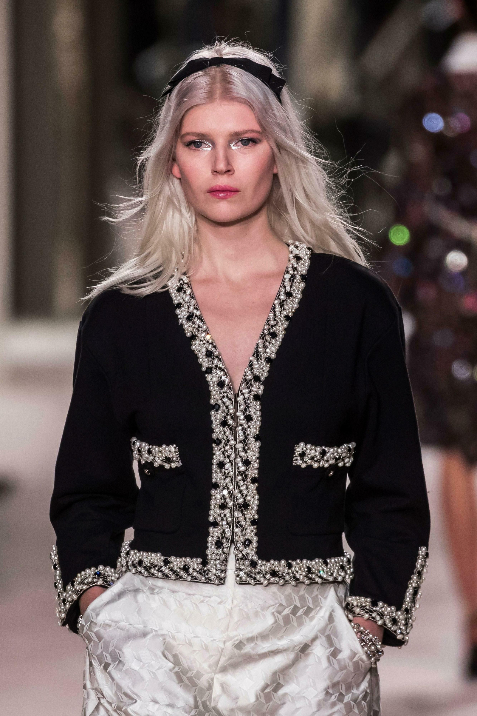 Detalle de joyas en los remates de una chaqueta de Chanel.