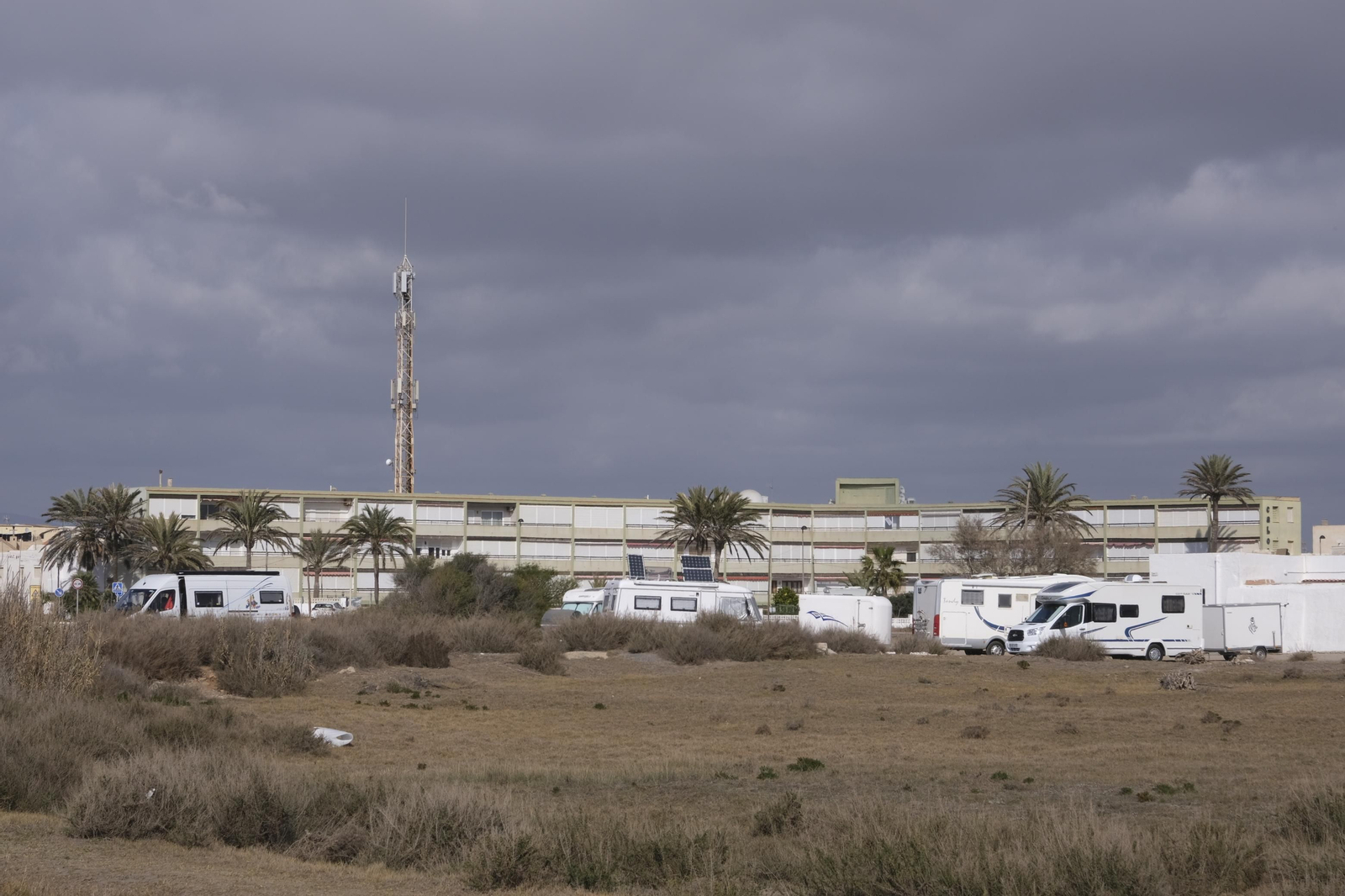 Imágenes de las autocaravanas estacionadas en Cabo de Gata.