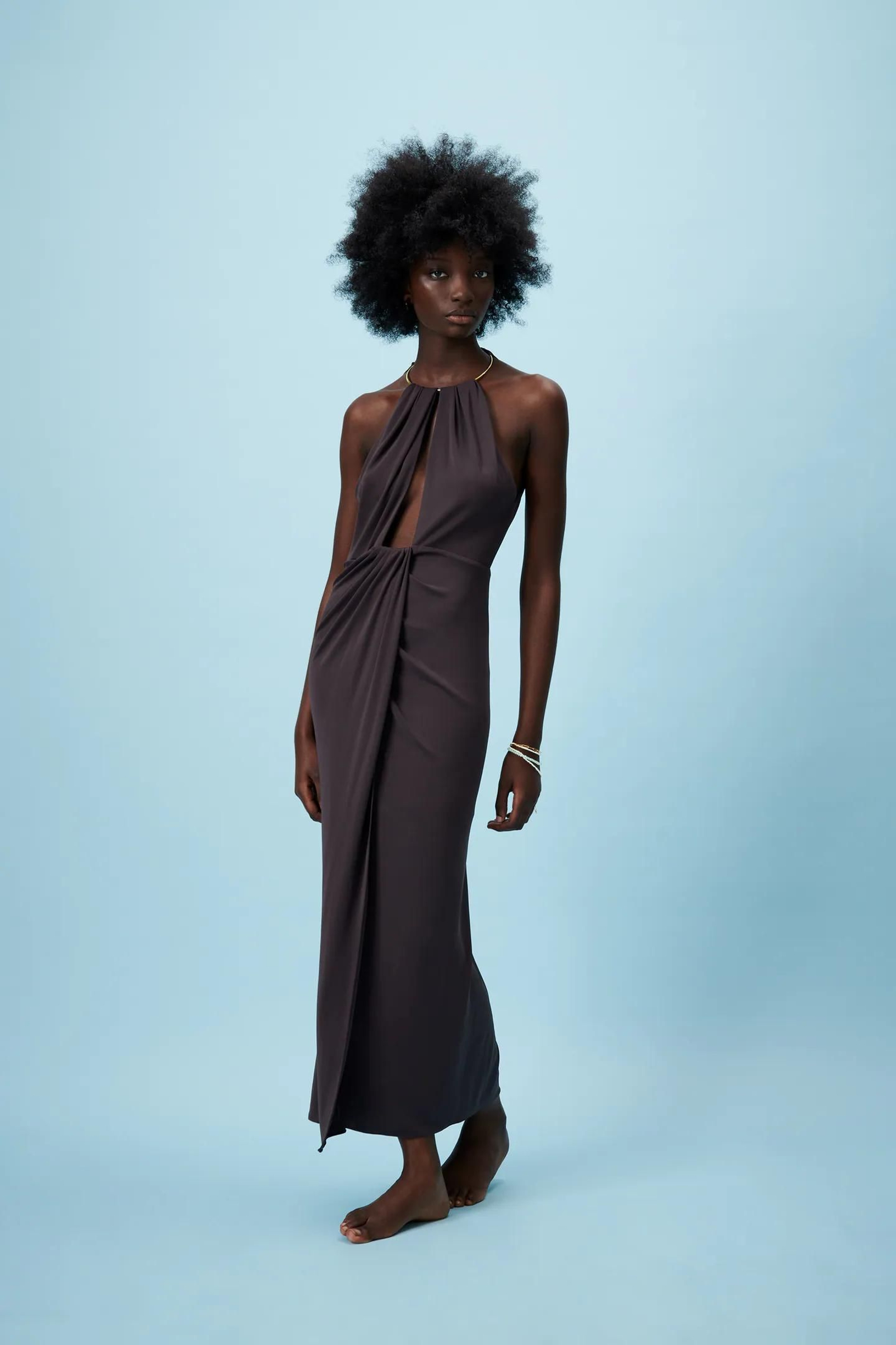 El vestido con cuello halter de edición limitada de Zara.