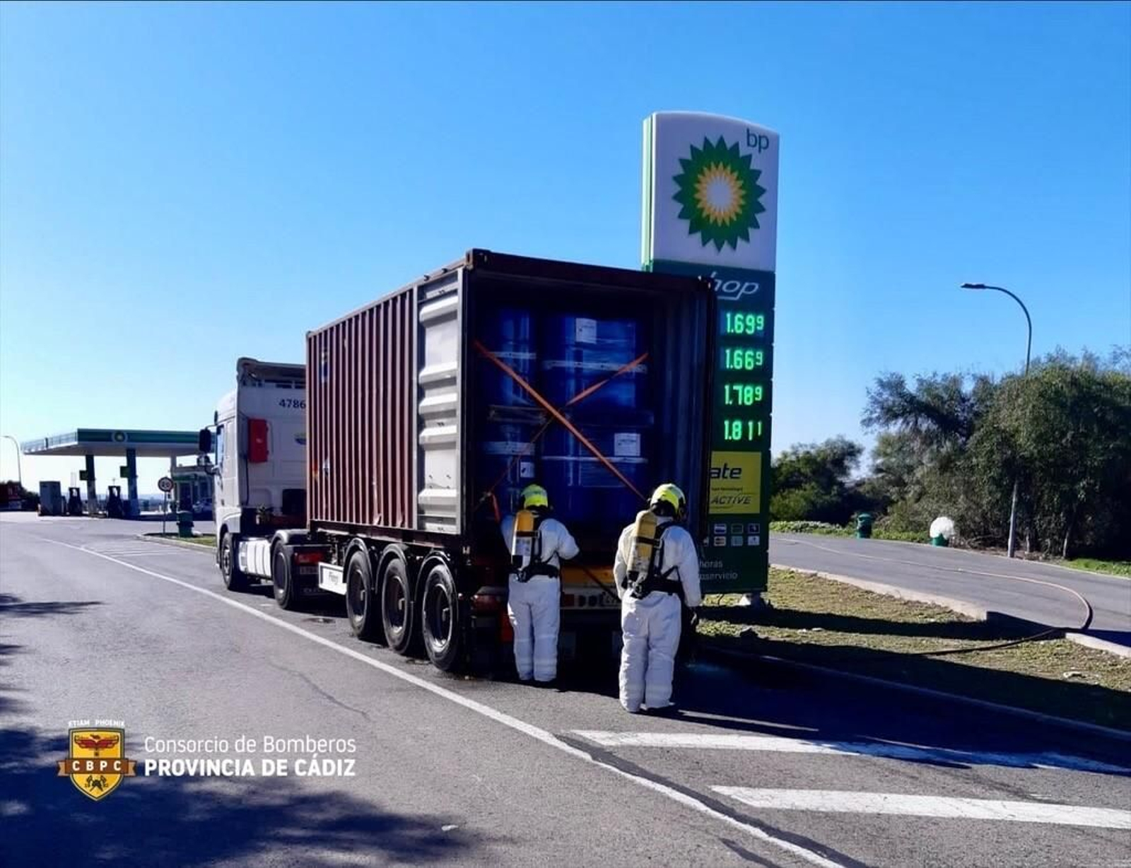 Bomberos de Jerez durante la intervención en el camión que circulaba por la AP-4