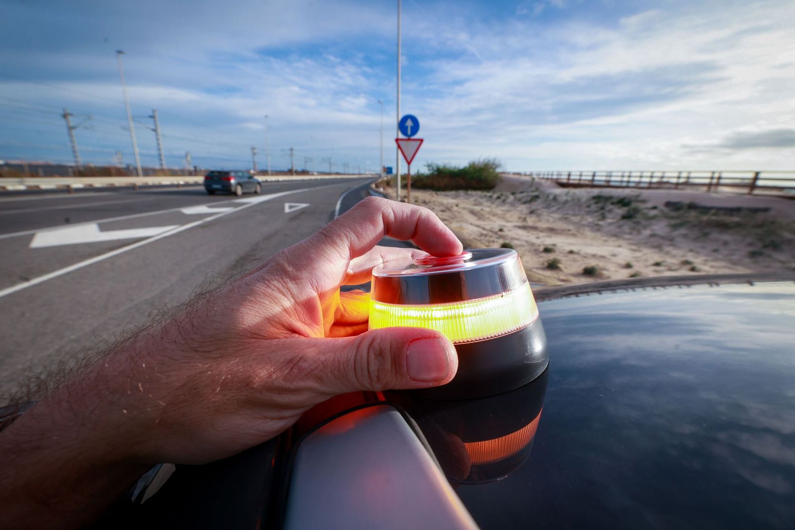 Un conductor coloca la baliza V-16.