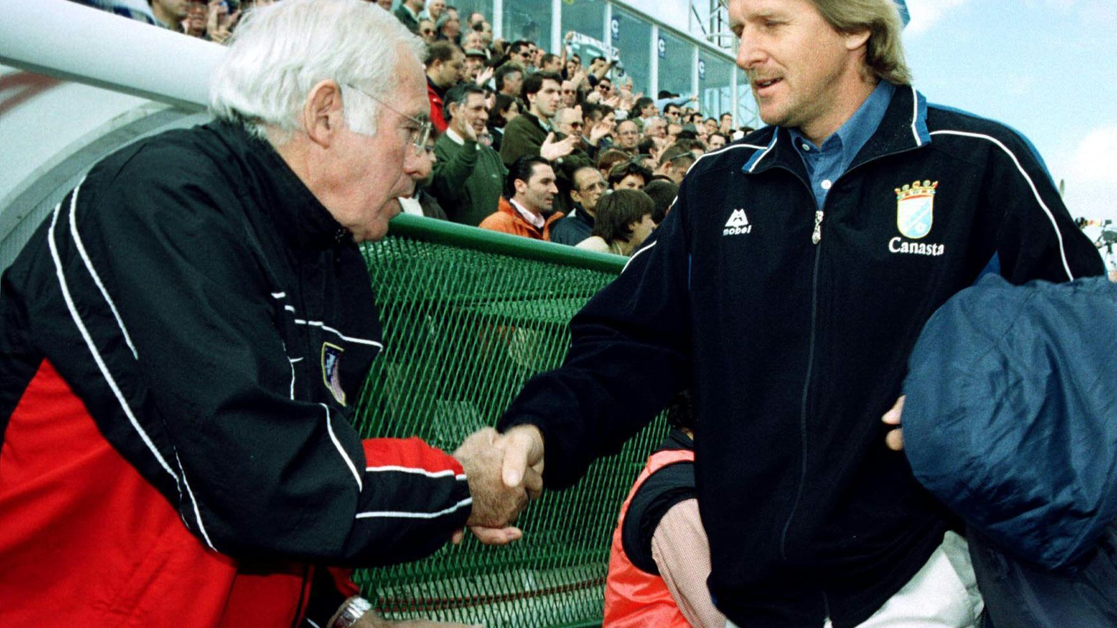 Schuster estrecha la mano a Luis Aragonés en el exilio de Sanlúcar.