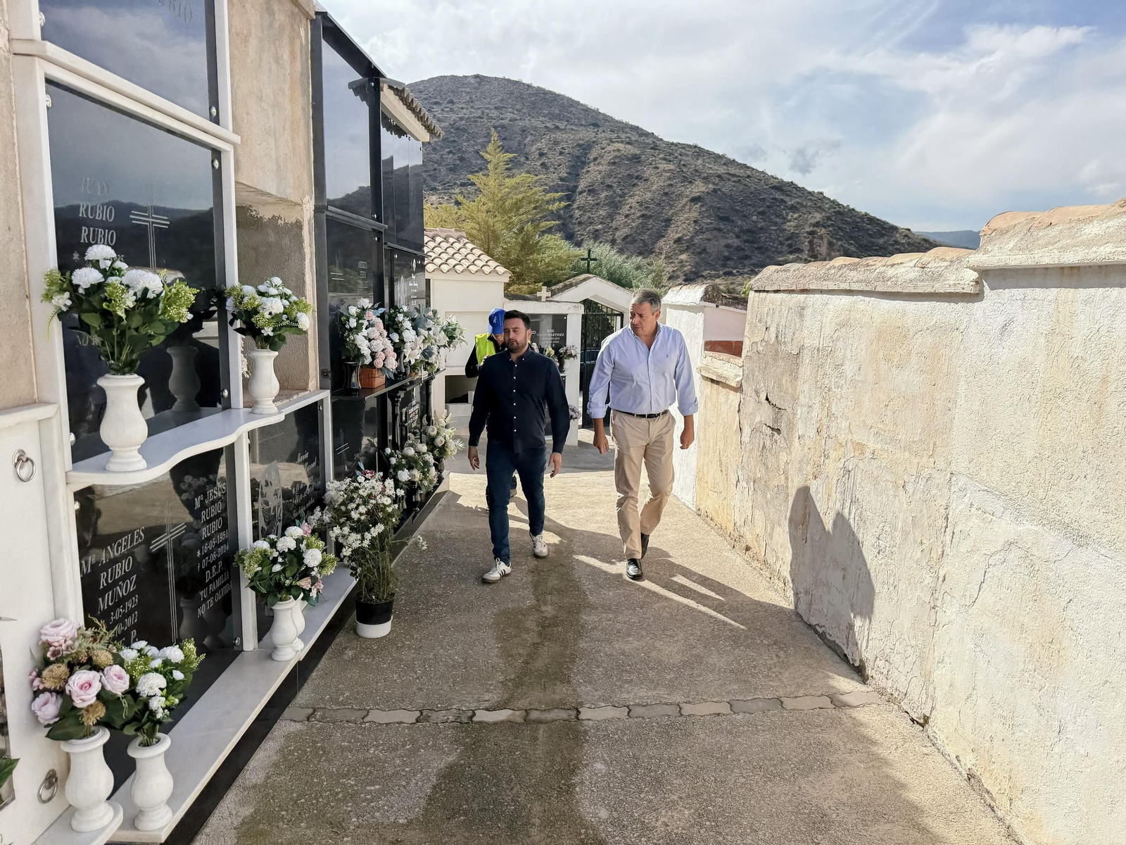 Visita al cementerio de Sierro.