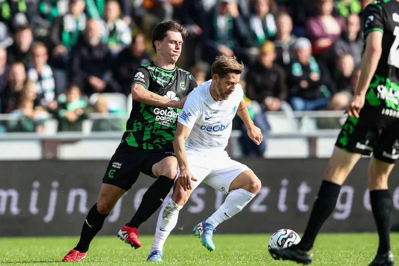 Patrik Hrošovský controla la pelota pese a la presión de un rival del Círculo de Brujas.