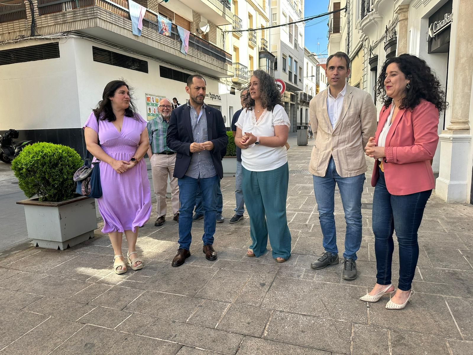 Toni Valero con dirigentes de IU en Montilla.