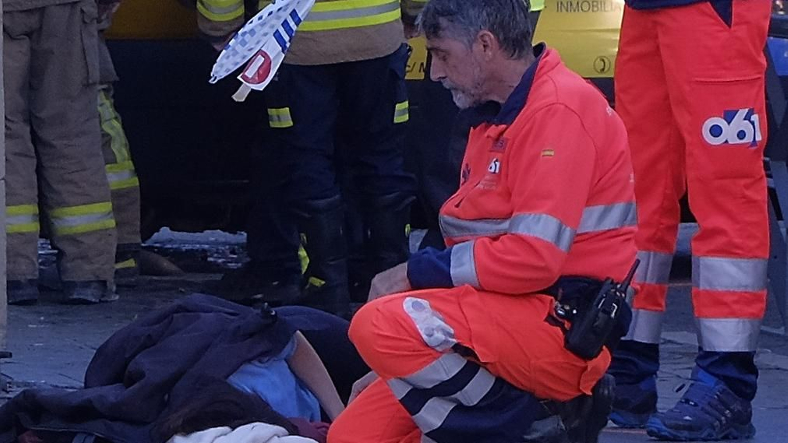 Imágenes del accidente de un microbús de Tussam en la Campana