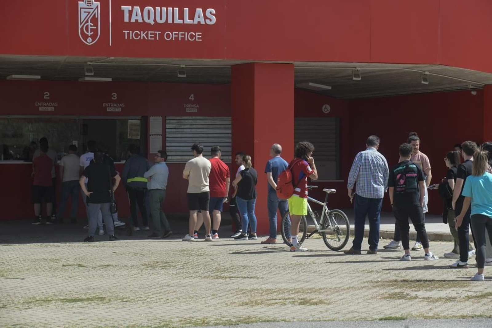 Los aficionados del Granada CF en las taquilas de Los Cármenes este lunes.