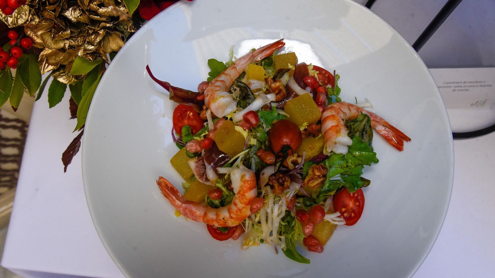 Ensalada de jamón de pato y langostinos, naranja, manzana encurtida, nueces caramelizadas, vinagreta de cítricos y granada