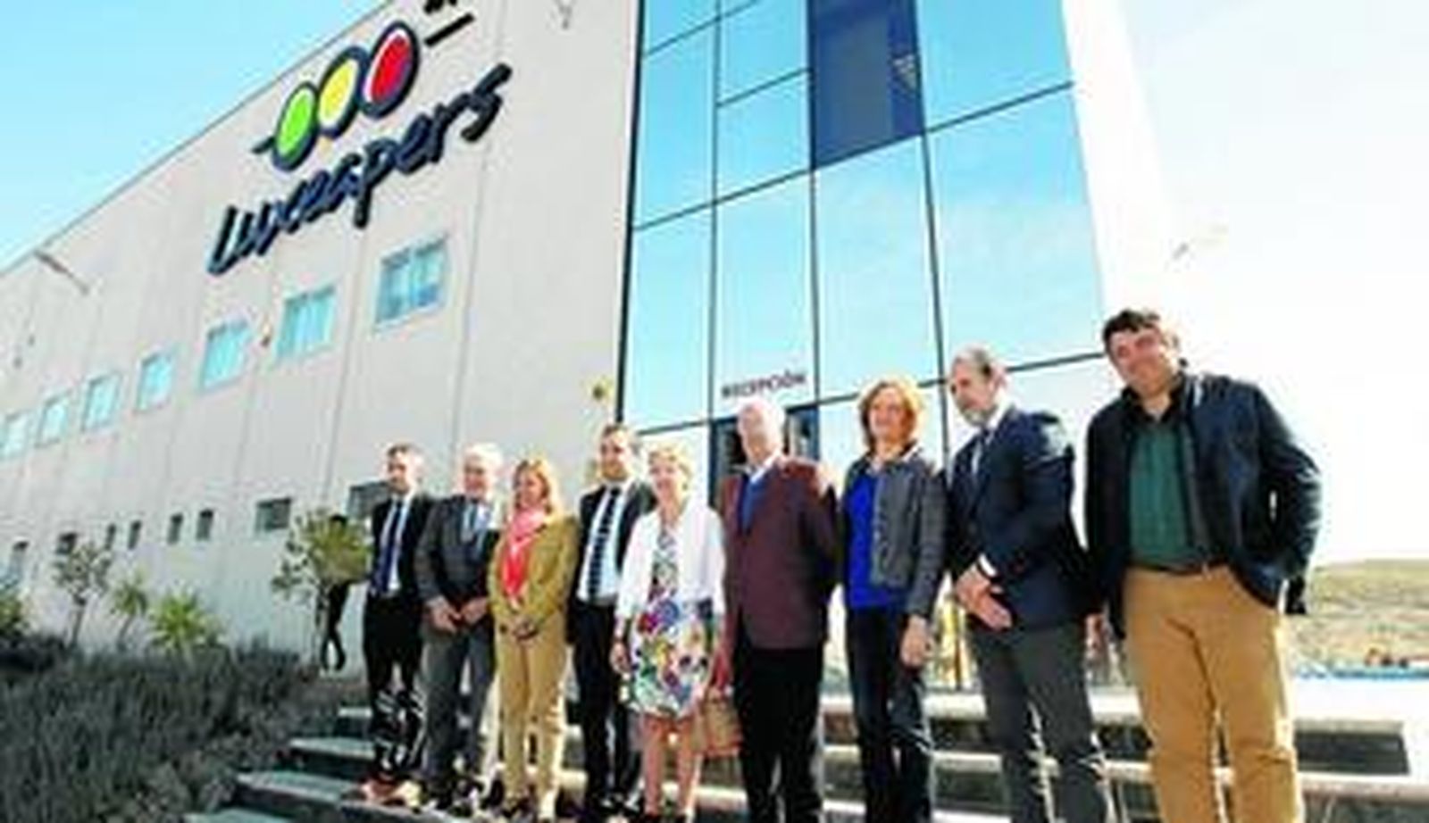 Miembros de la Junta, alcaldes y responsables de Luxeapers durante la visita de la ex consejera Elena Víboras y la actual, Carmen Ortiz.