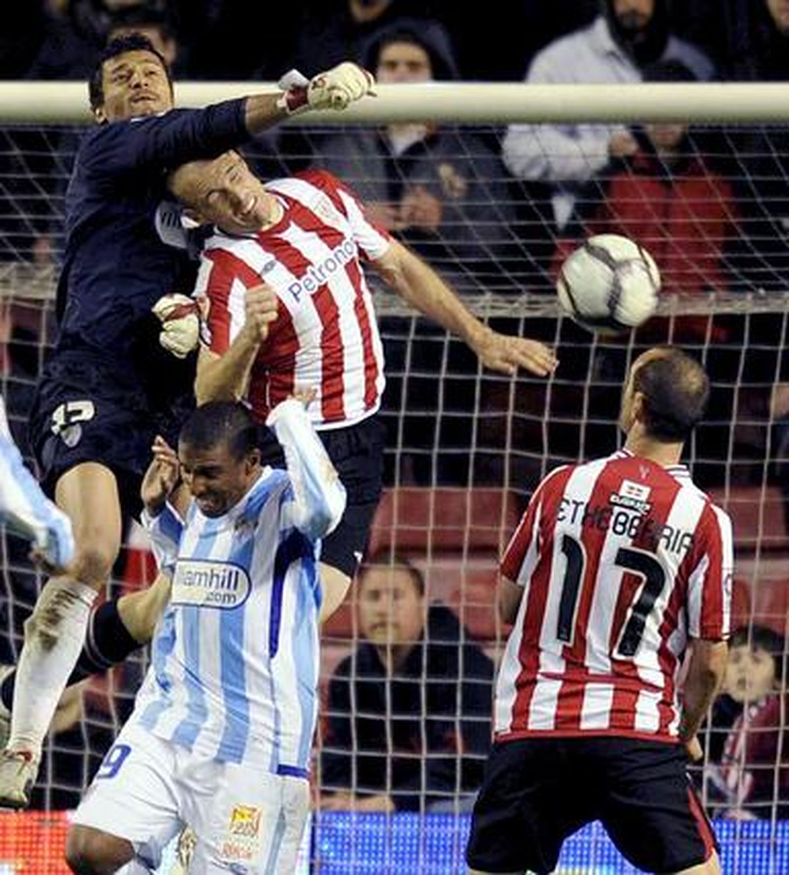 Munúa despeja de puños un balón aéreo ante la presión de Gaizka Toquero. 

Foto: EFE/ MIGUEL TOÑA