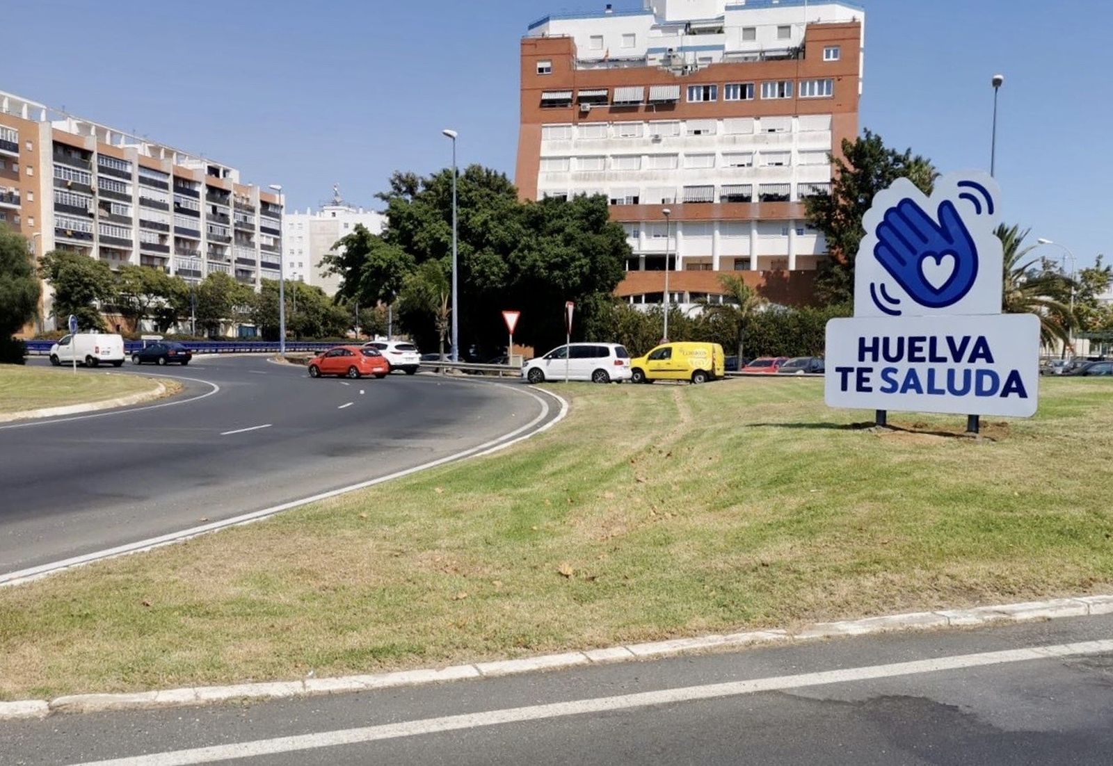 Huelva saluda a los visitantes con vallas de bienvenida