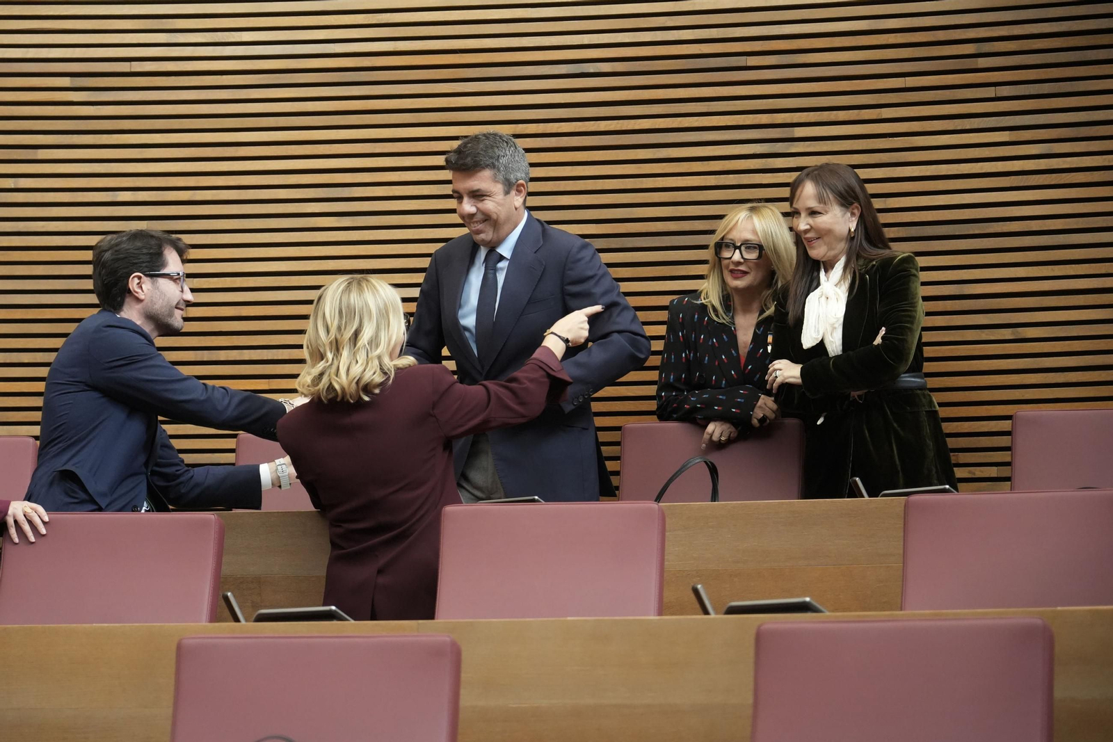 El ex presidente Carlos Mazón, a su llegada a Las Cortes, en su escaño en la última final del hemiciclo.