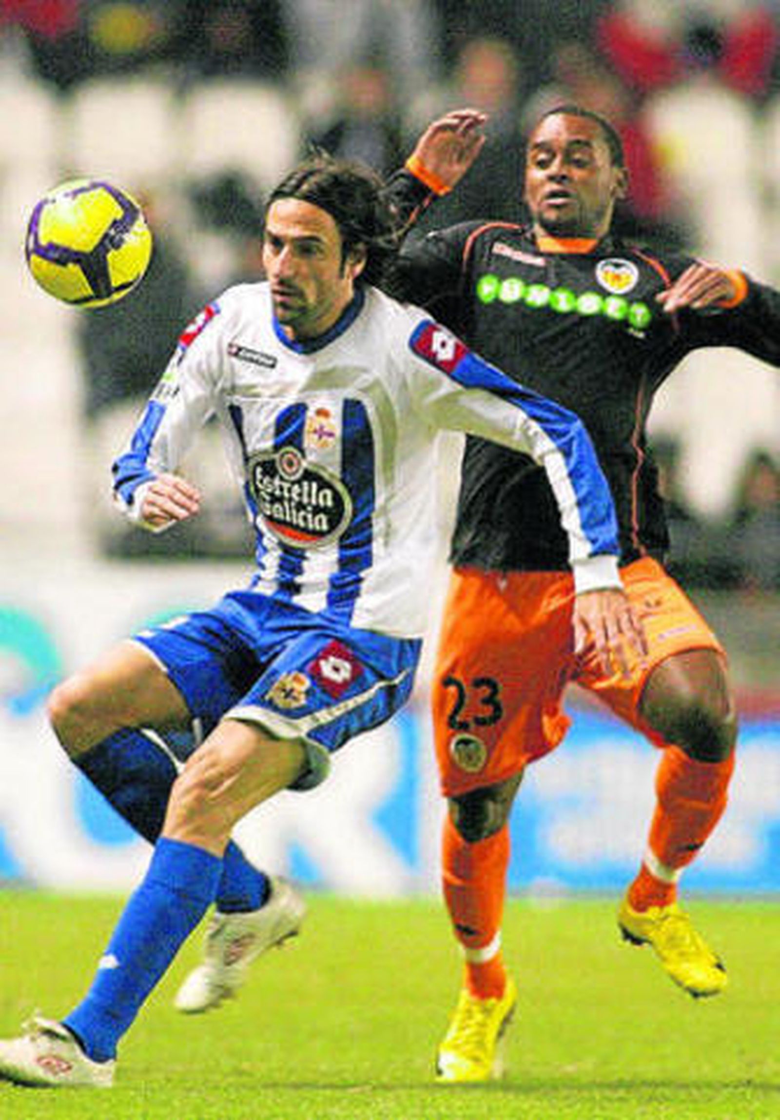 Juan Rodríguez cubre el balón en presencia del valencianista Miguel.