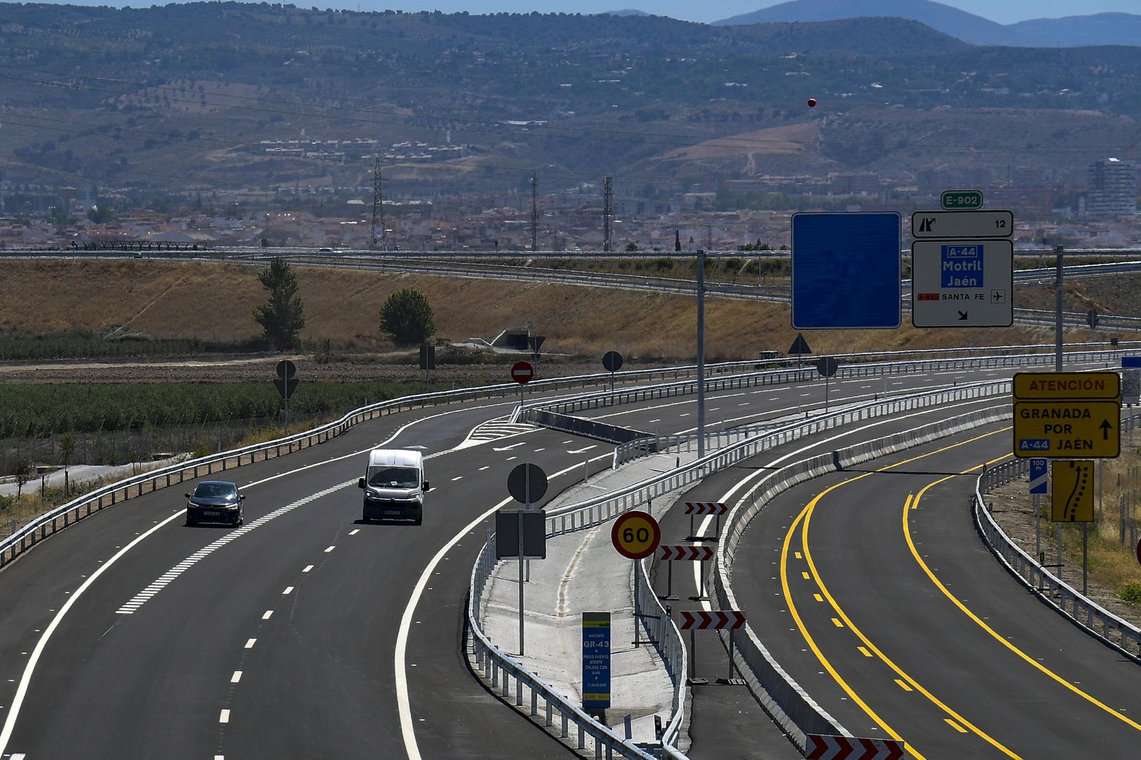 Fotos: ya circulan los primeros vehículos por la nueva autovía GR-43 de Granada