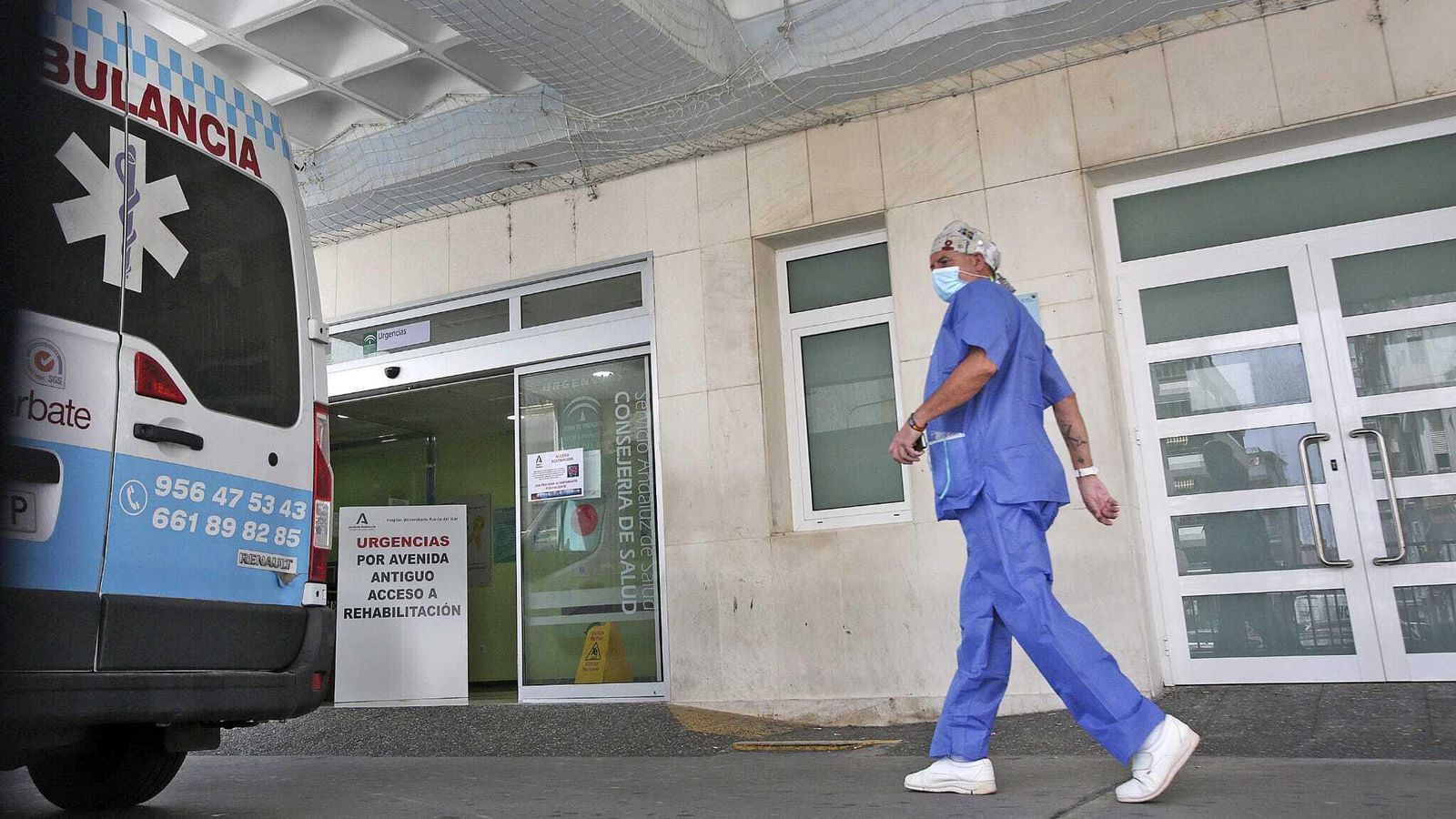 Un profesional sanitario delante del hospital.