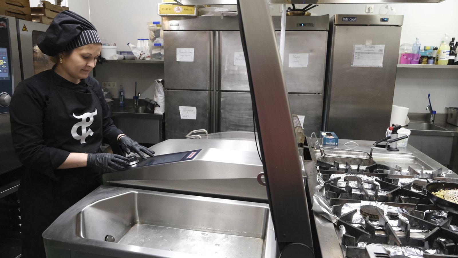 Luminita Ionela explicando el funcionamiento del nuevo equipo