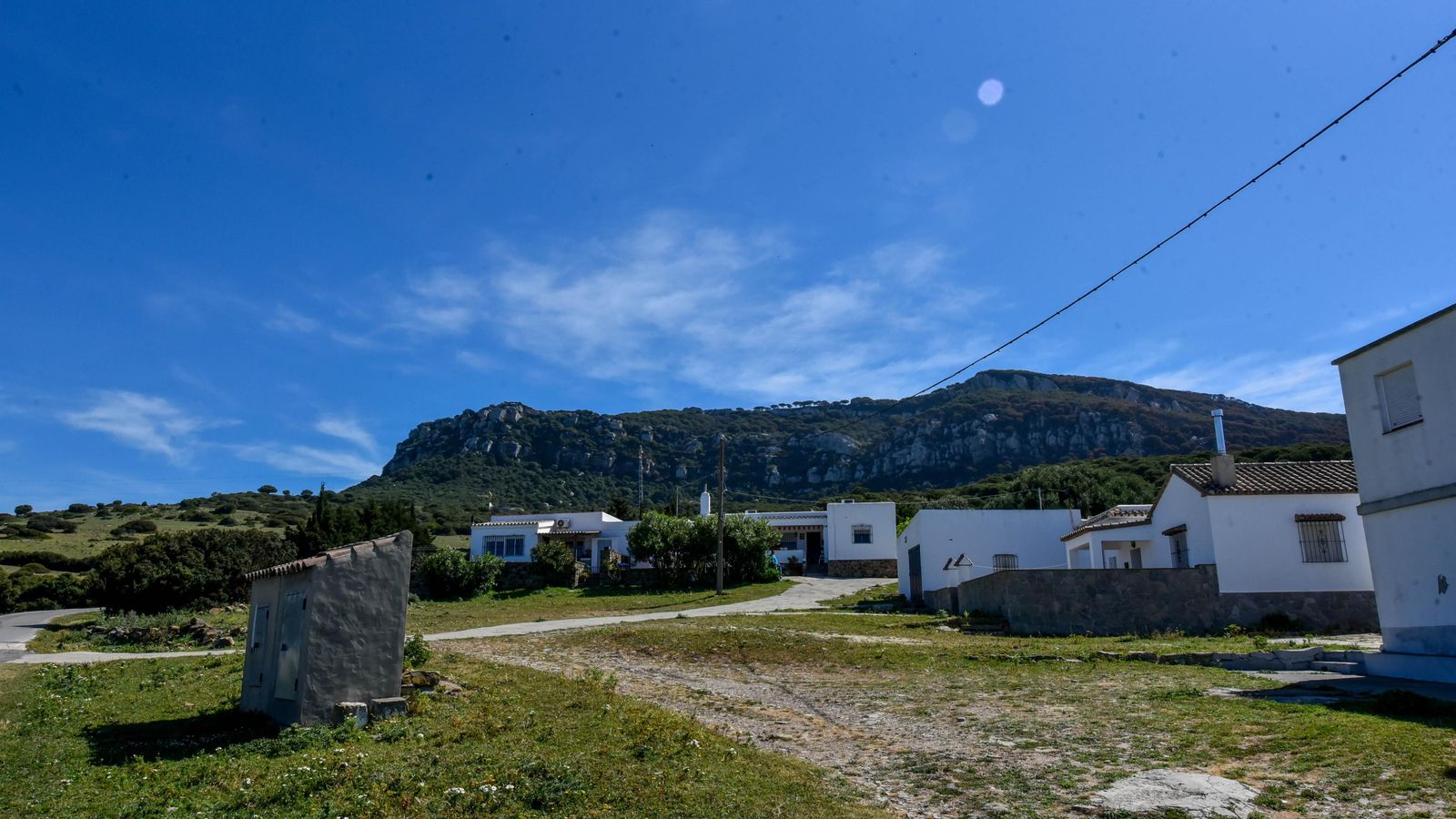 Viviendas en la pedanía de Betis, y sus montes al fondo.