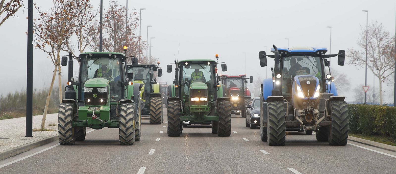 Las imágenes de la tractorada por las carreteras españolas: el campo para las principales vías