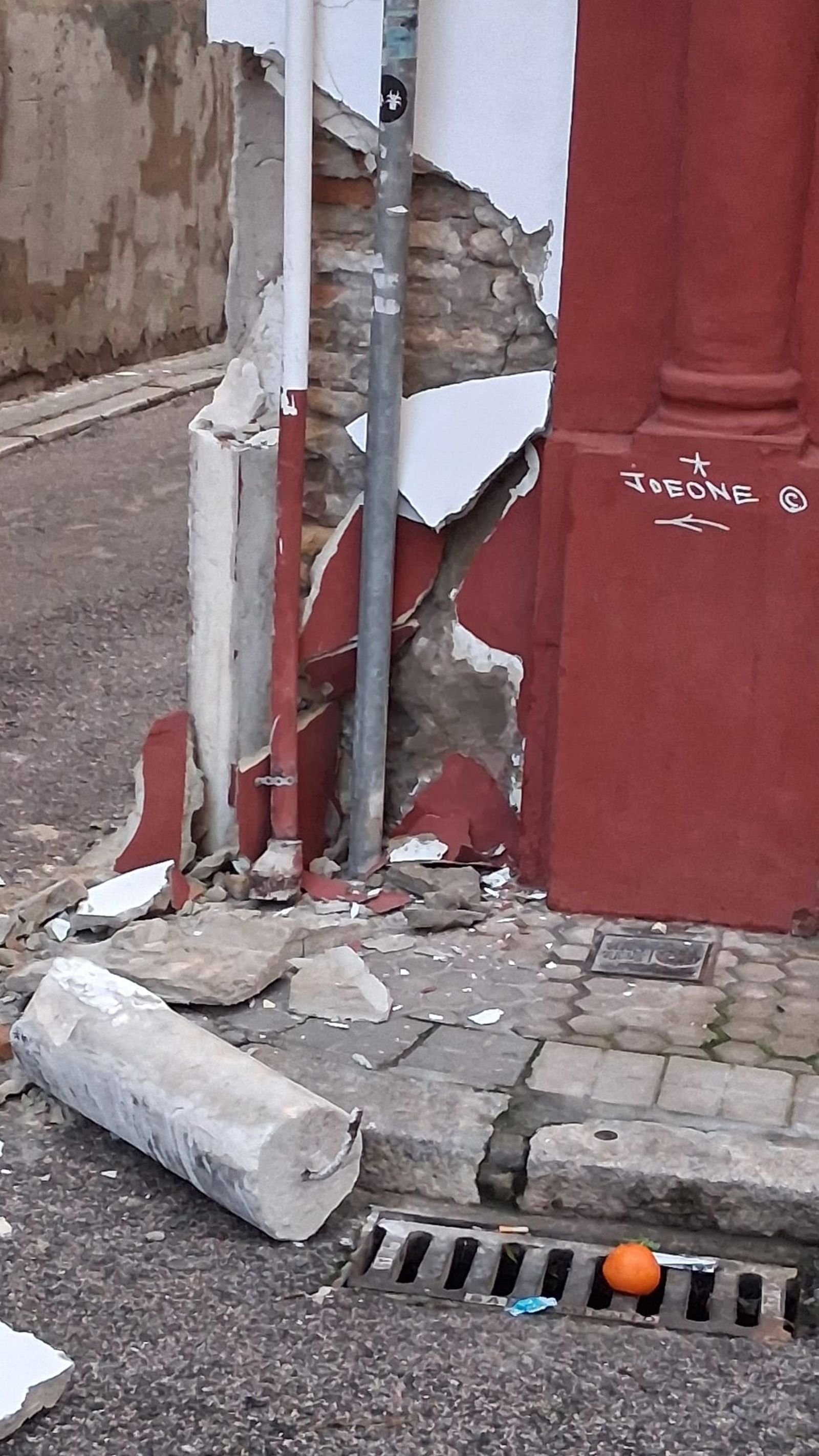 Estado en el que quedó la columna tras el choque de un vehículo.