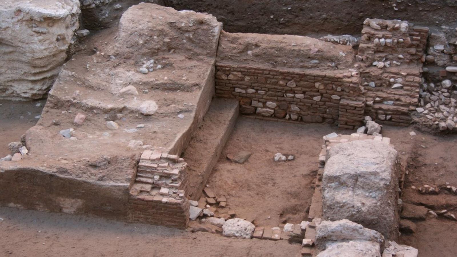 Muralla y puerta del arrabal almohade de Attabanim.