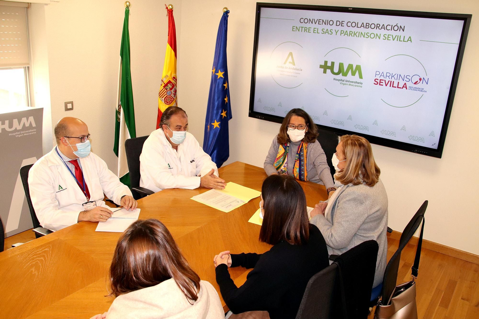Firma del convenio de colaboración con directivos sanitarios y miembros de la Asociación Párkinson Sevilla.