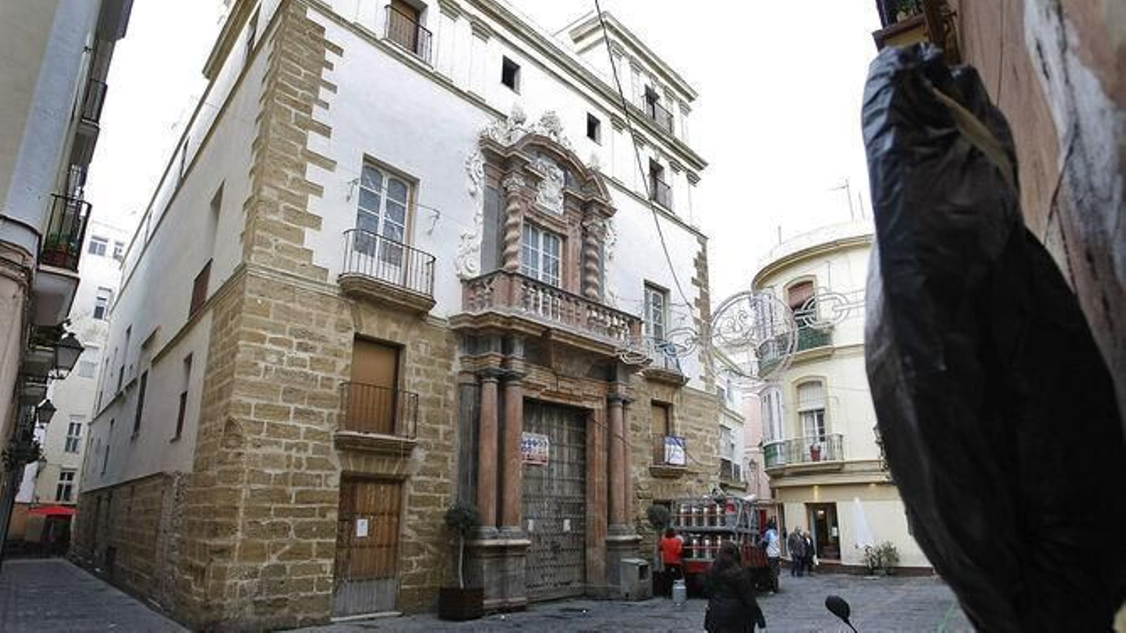La Casa del Almirante, en la plaza de San Martín, es una casa palacio barroca que se construyó gracias al comercio indiano de la ciudad a finales del siglo XVII por la familia del almirante de la Flota de Indias, Diego de Barrios. Impresiona su bella portada con columnas de mármol y actualmente es un proyecto de hotel.
