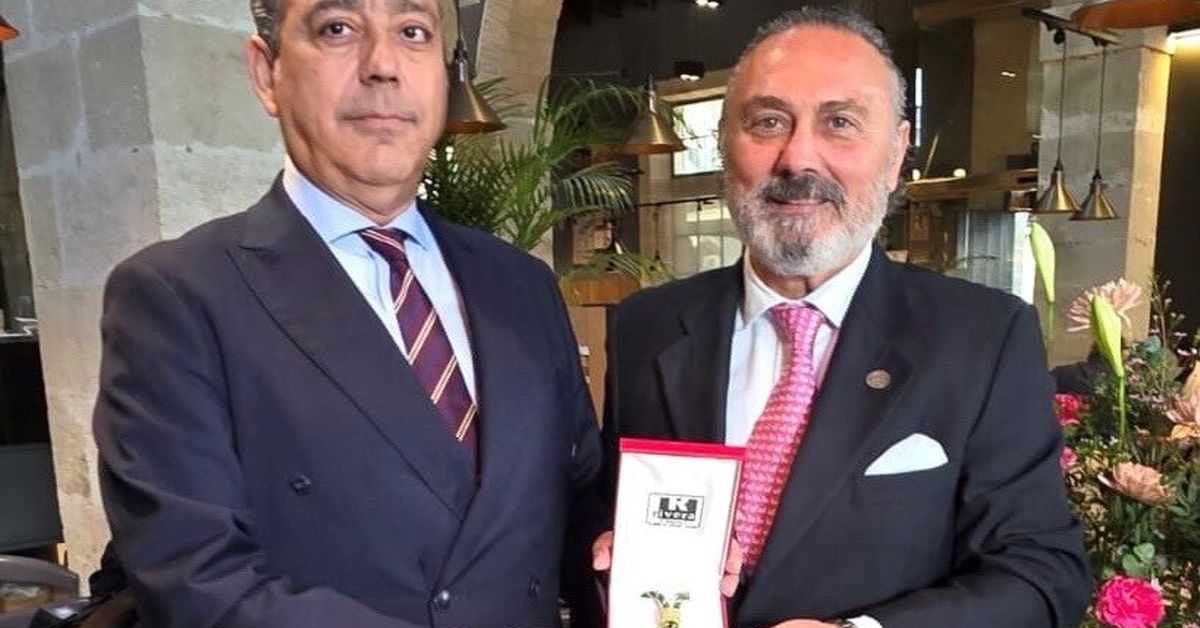 El Colegio de Dentistas de Cádiz entrega al doctor Óscar Castro la Medalla de Oro de la institución