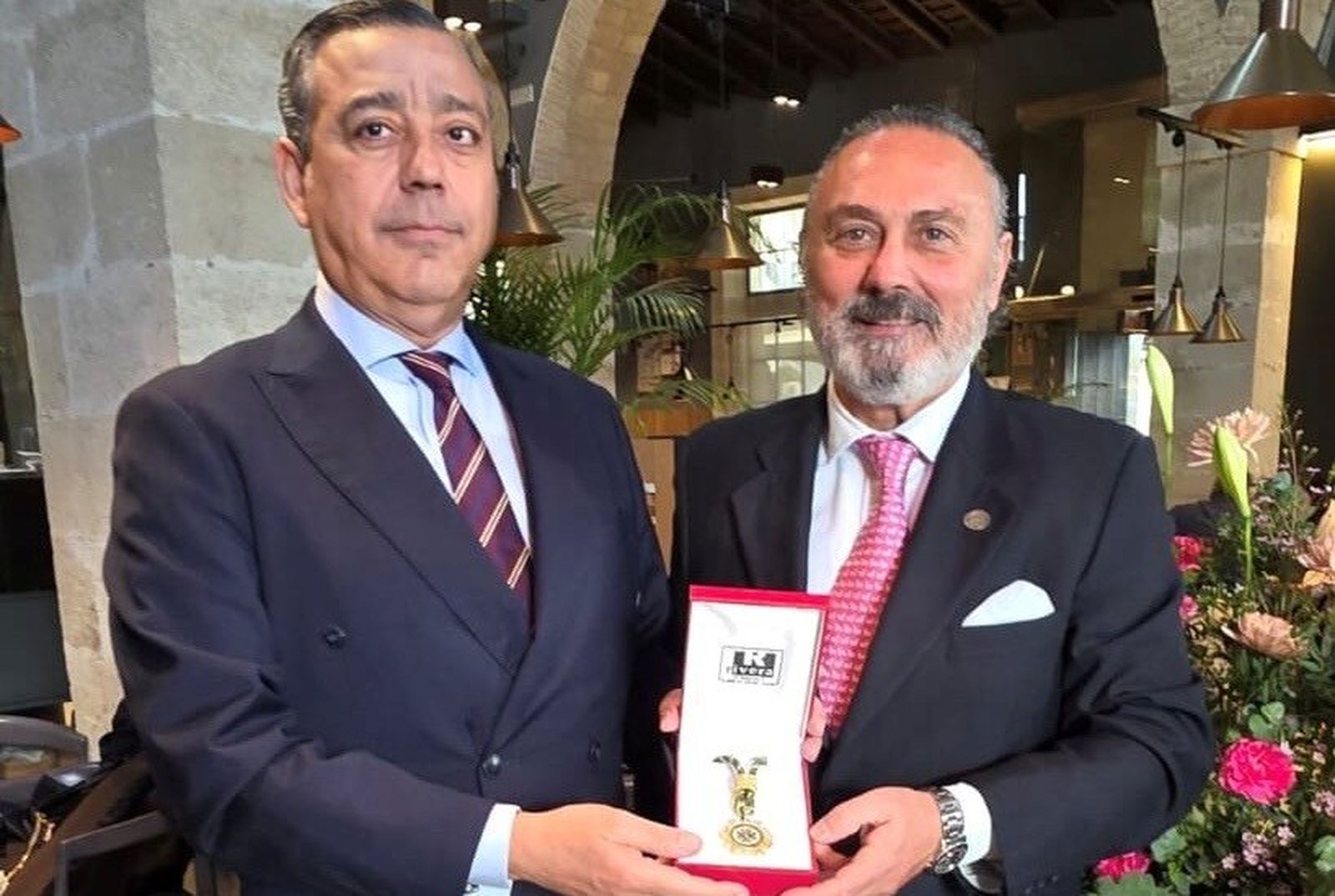Entrega de la Medalla de Oro.