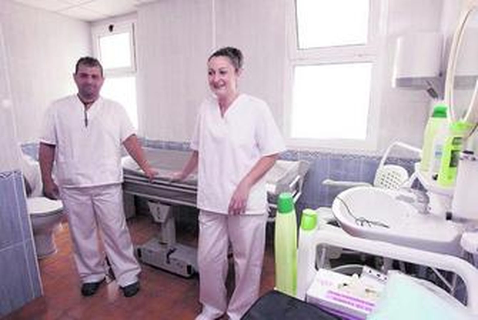 Baños completamente equipados para necesidades geriátricas.