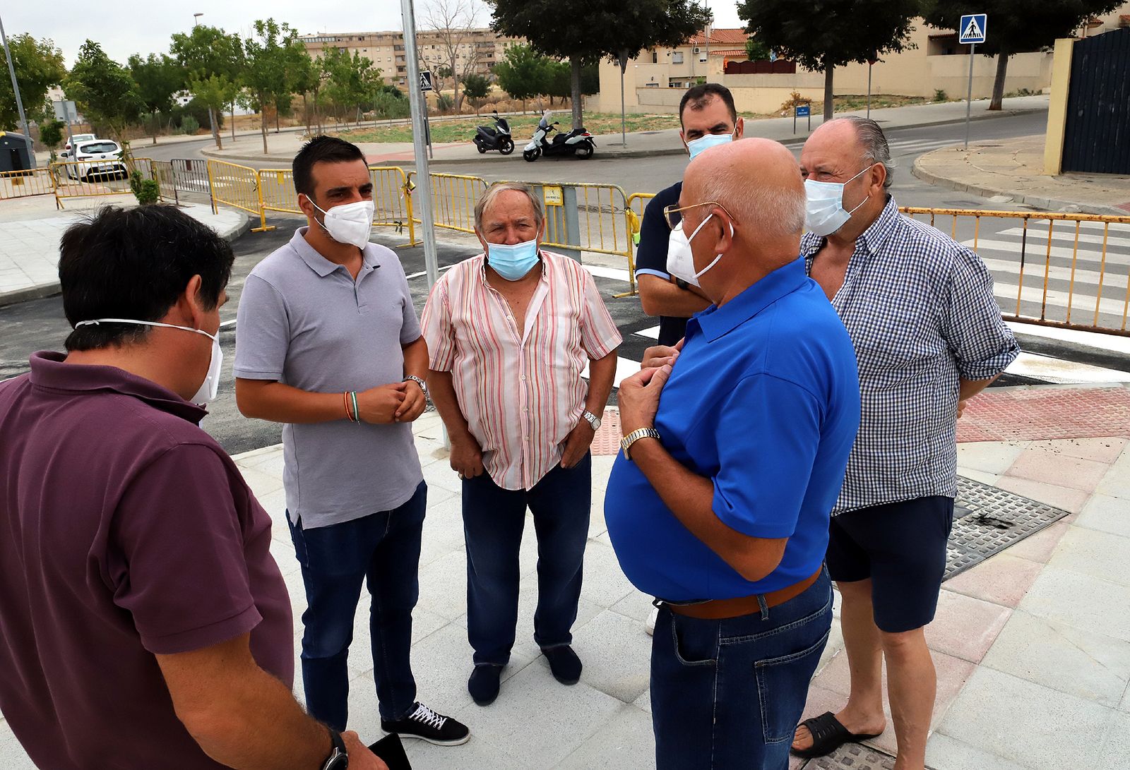 El edil José Antonio Díaz dialoga con vecinos de la zona.