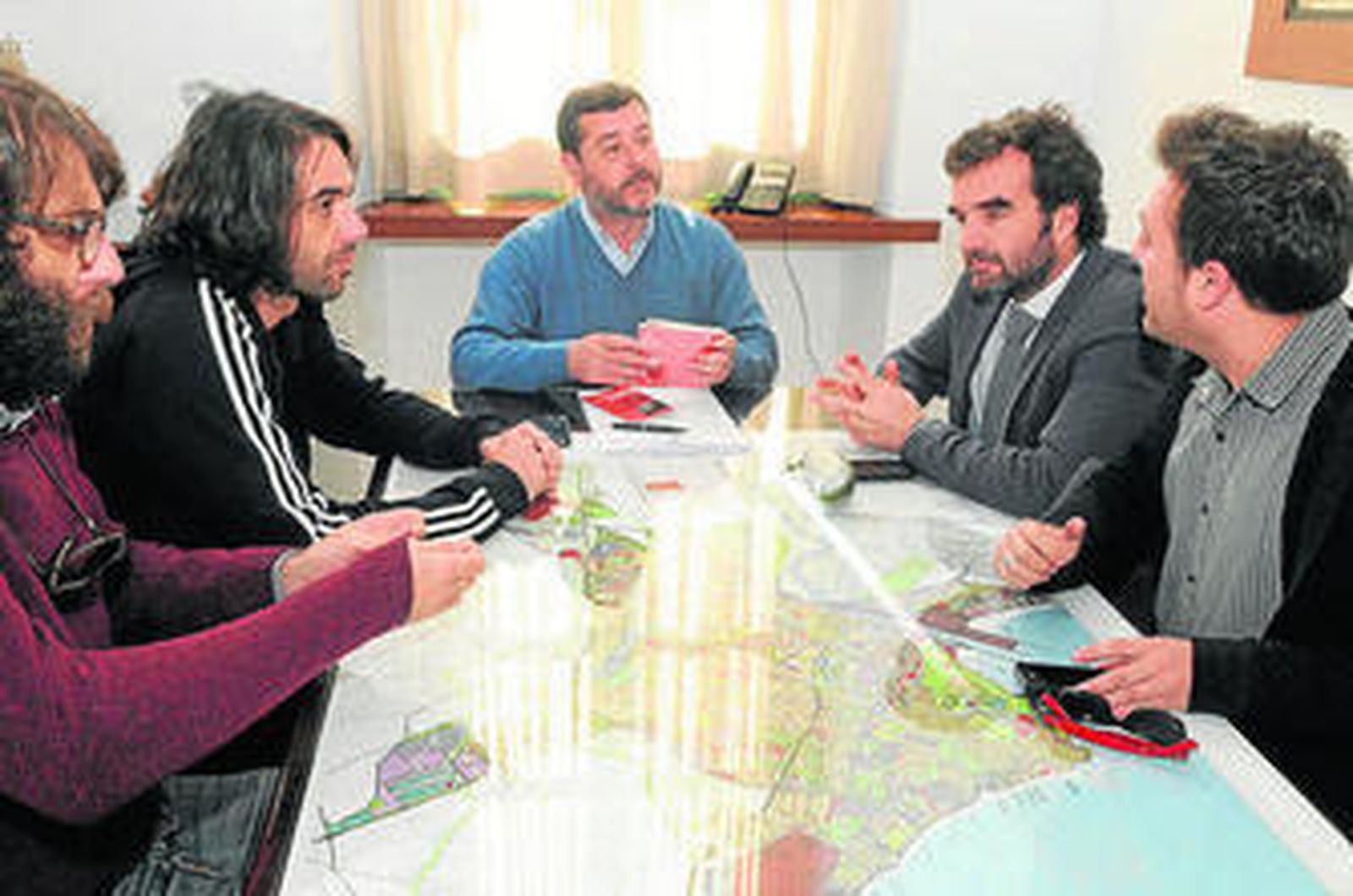 El alcalde y Millán Alegre, con los organizadores del festival Monkey Week.